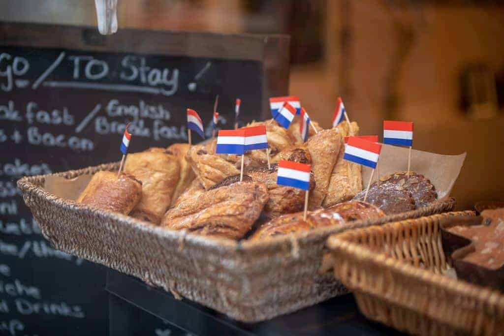 oud-Hollandse hapjes met Nederlandse vlaggetjes