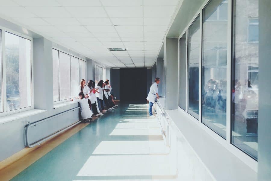 ziekenhuispersoneel staakt staking